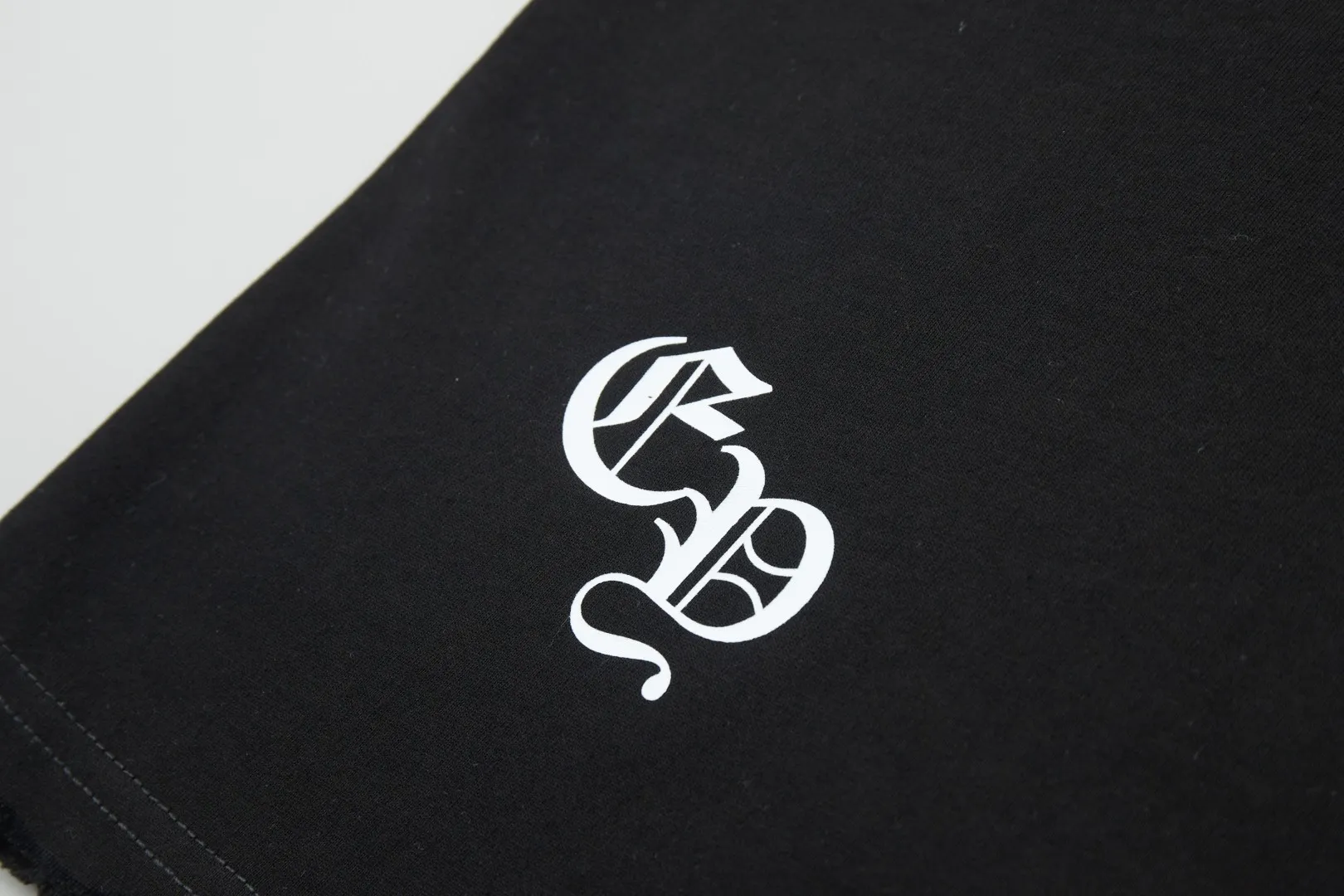 🅿️220 ✨CH✨🆕25SS spring and summer new style Crow Heart ✝ frame logo embroidered leather label short sleeves Light luxury essential item for daily commuting for men and women Correct version Welcome to compare Detailed features · 260g 100% pure cotton double yarn jersey fabric · Special thickened 32 pieces of double-strand 1X1 thread in the same vat · Double needle stitching and cross-stitching technology · Original main mark, washed tag, branded moisture-proof paper packaging Color: White/Black/ Size: S/M/L/XL